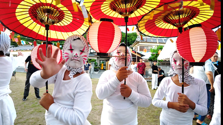 キツネ踊りの子どもたち