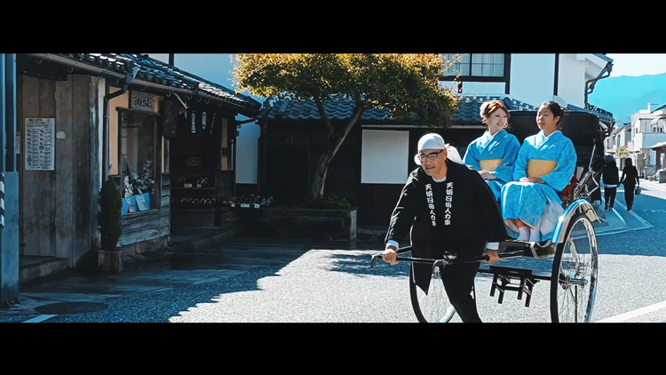 人力車に乗る女性