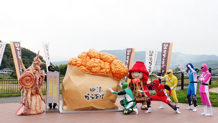 からあげのモニュメントと槻木レンジャー