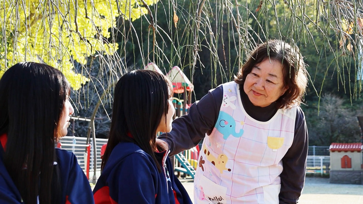 女子高生にはなしかけるおばさん