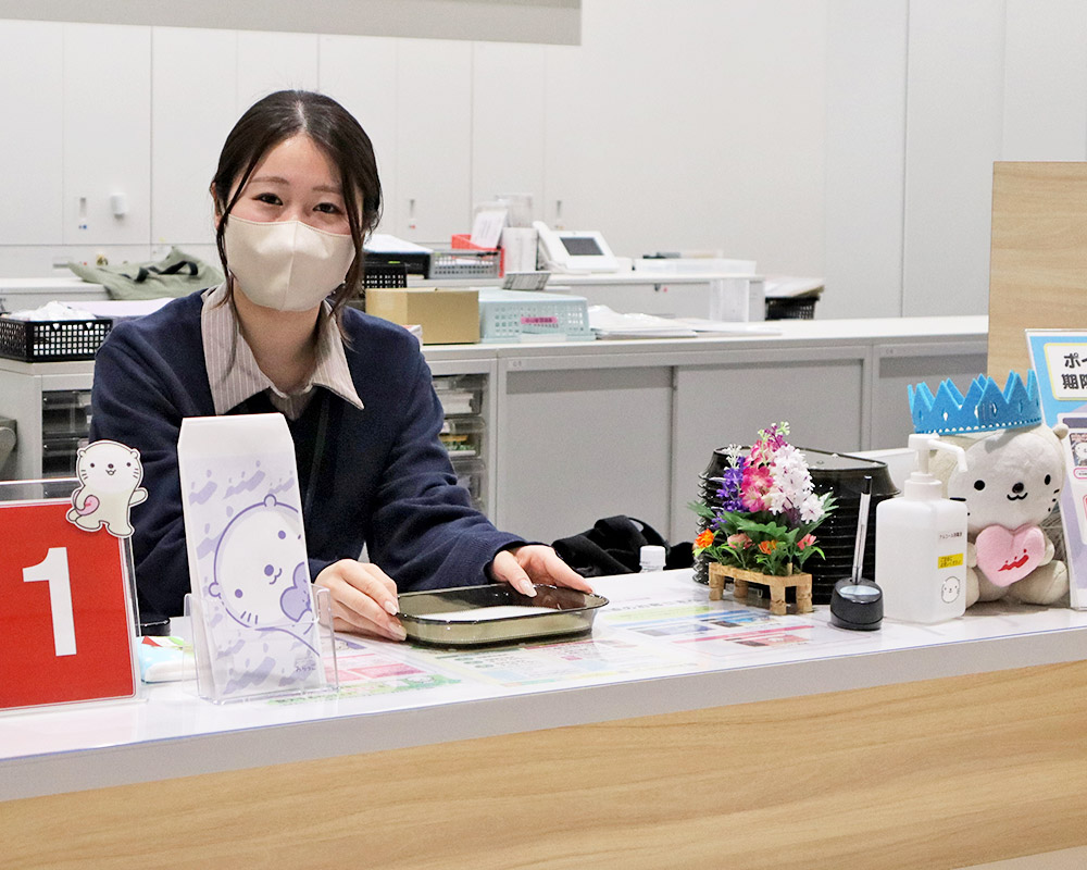 窓口の女性