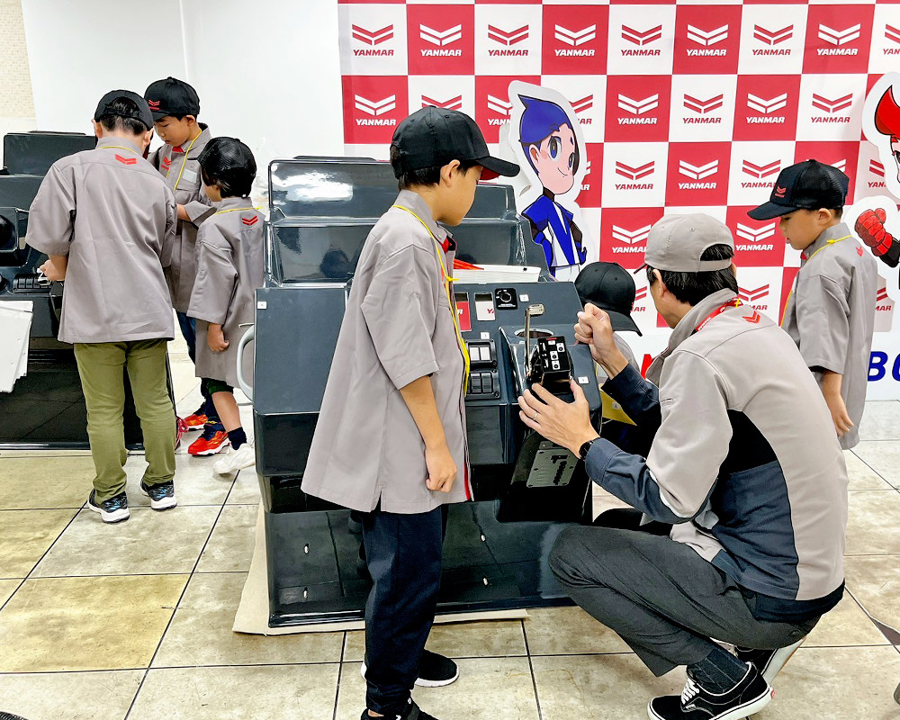 プレジャーボートの操船席（運転席）の模型