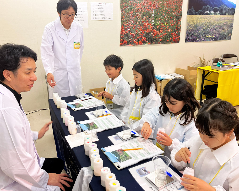 電子スケールを使って計量する子どもたち