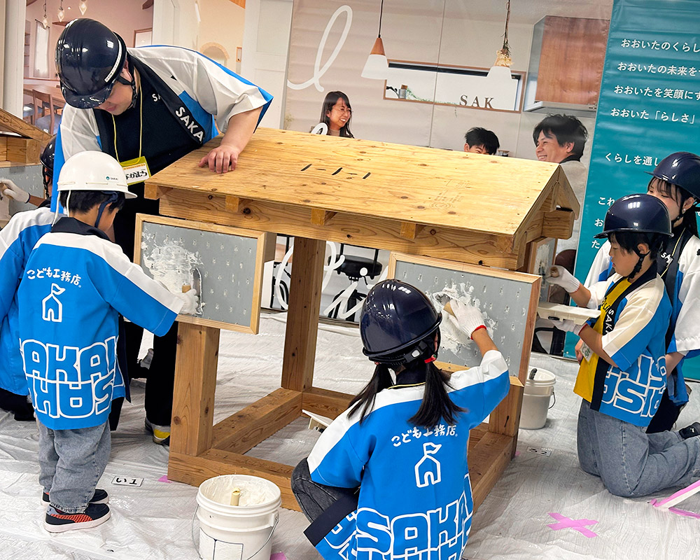 板に漆喰を塗る子どもたち