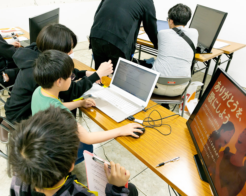 複数のデスクトップパソコン