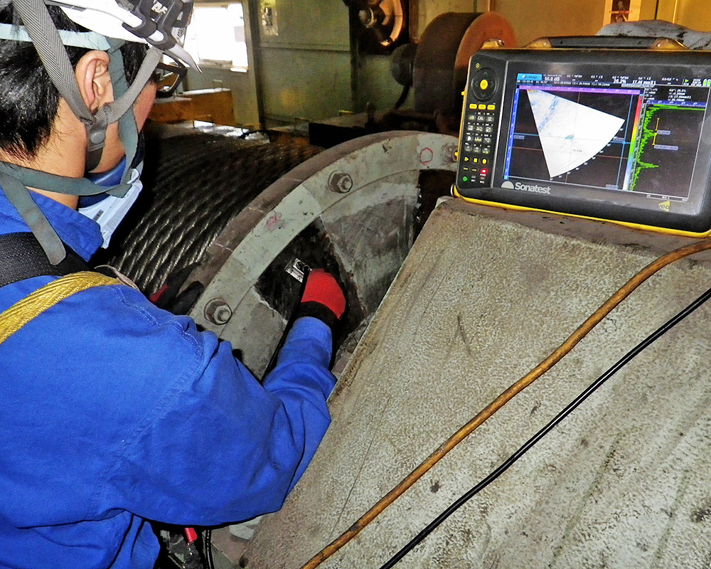 機械を使いながら検査する男性