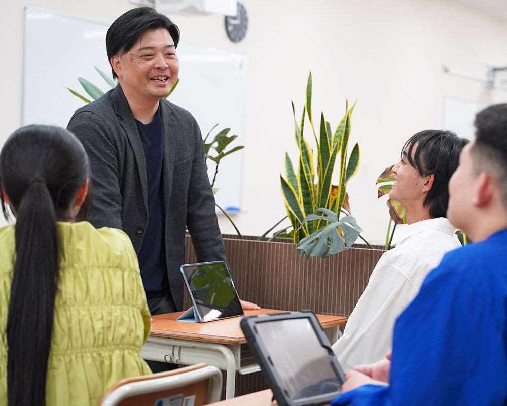 笑顔の先生と生徒たち