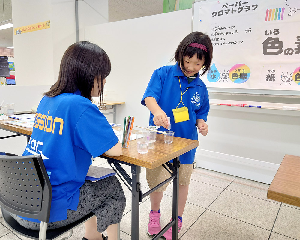 スポイトを持つ女の子