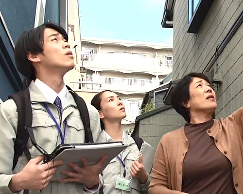 説明する女性と確認する相談員