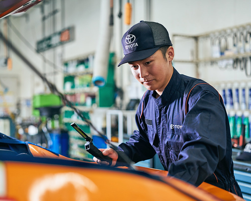 車を確認する整備士