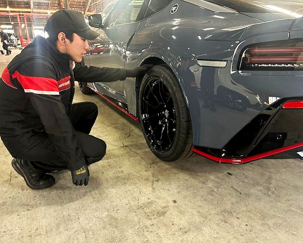 タイヤを確認する整備士