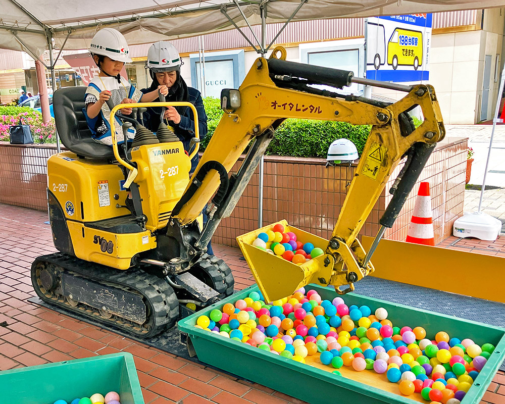 ショベルカーを操作する男の子