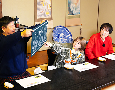 手ぬぐいを持って楽しそうな一同