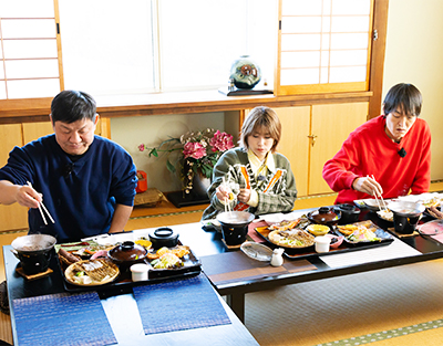 料理を前にする千原ジュニア、IMALU、チャンス大城