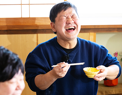 雑炊を手にするチャンス大城