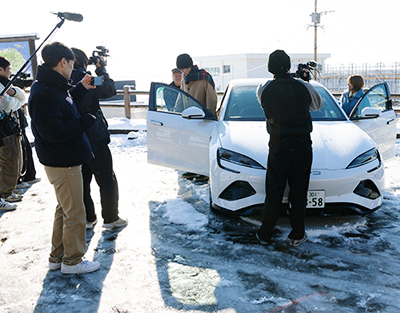 車から出てくる千原ジュニア