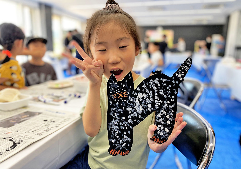 完成した作品と子ども