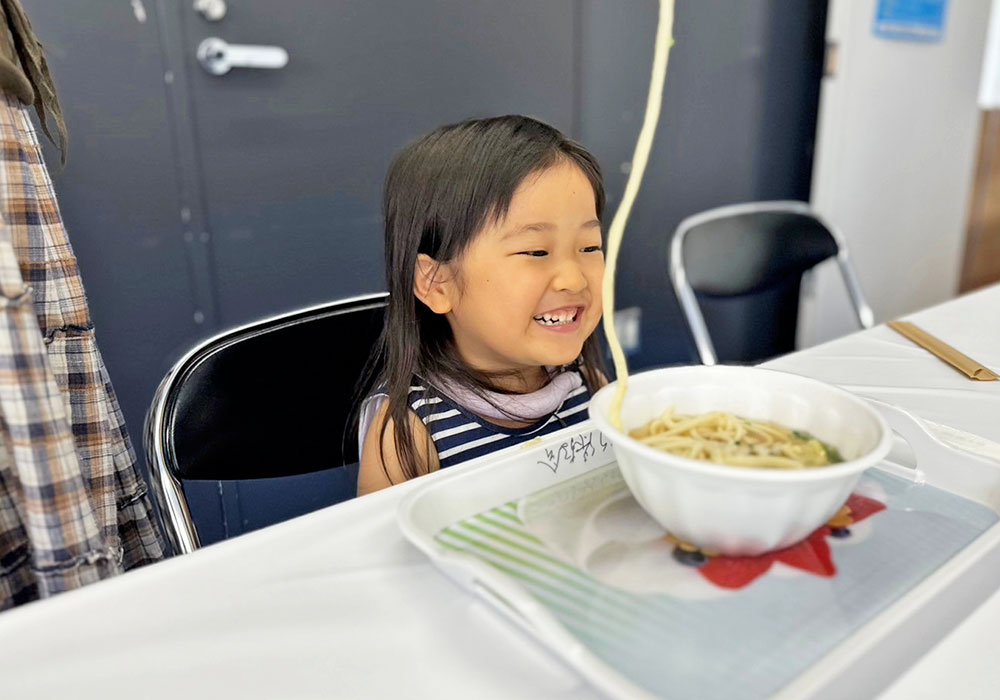 長い麺と女の子