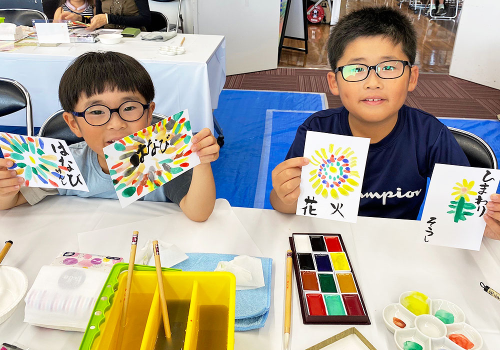 完成した作品と子どもたち