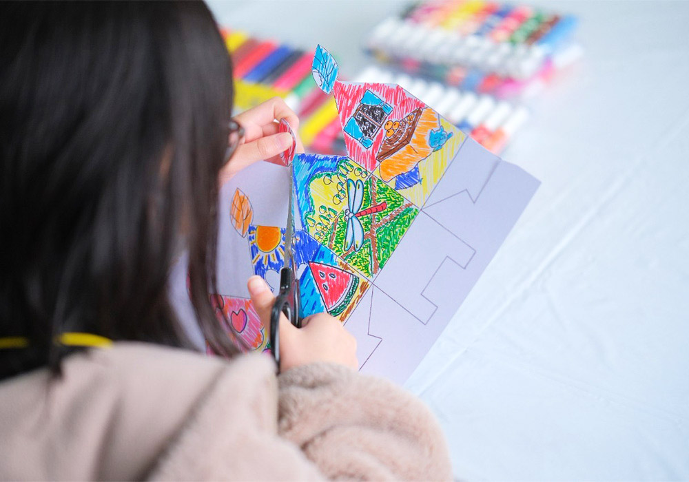 絵をハサミで切り取る
