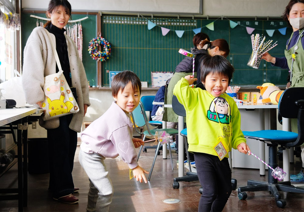 遊ぶ子どもたち