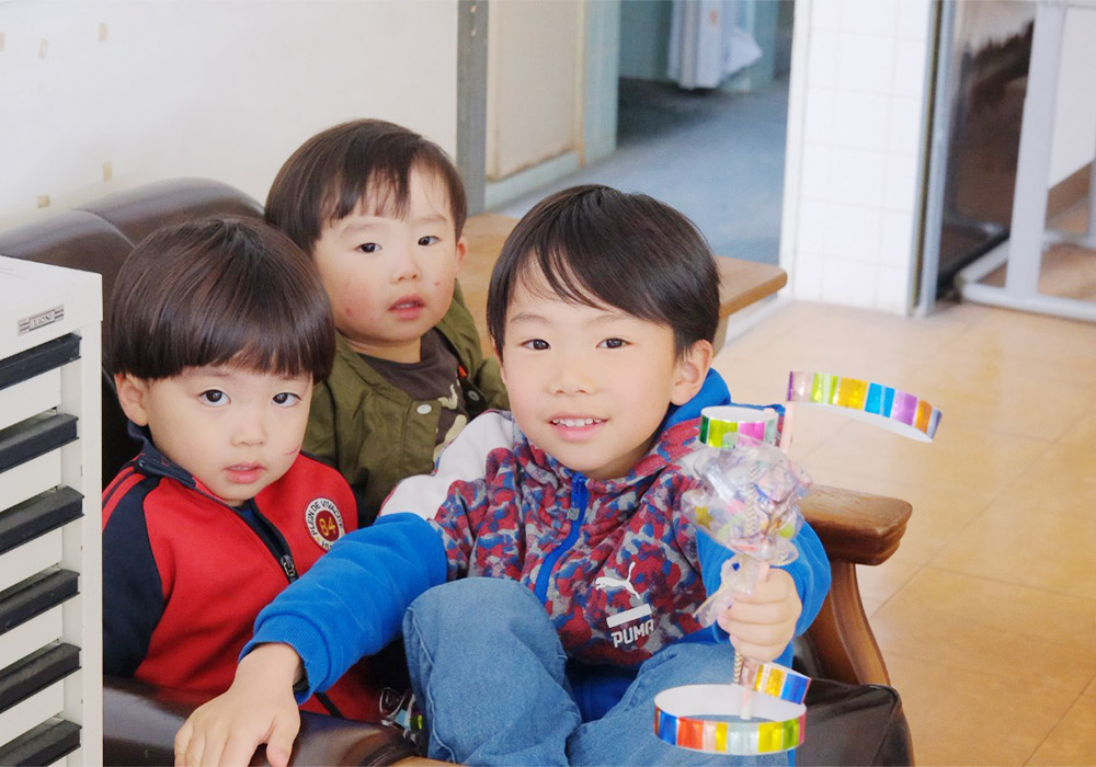 作ったものを見せてくれる男の子