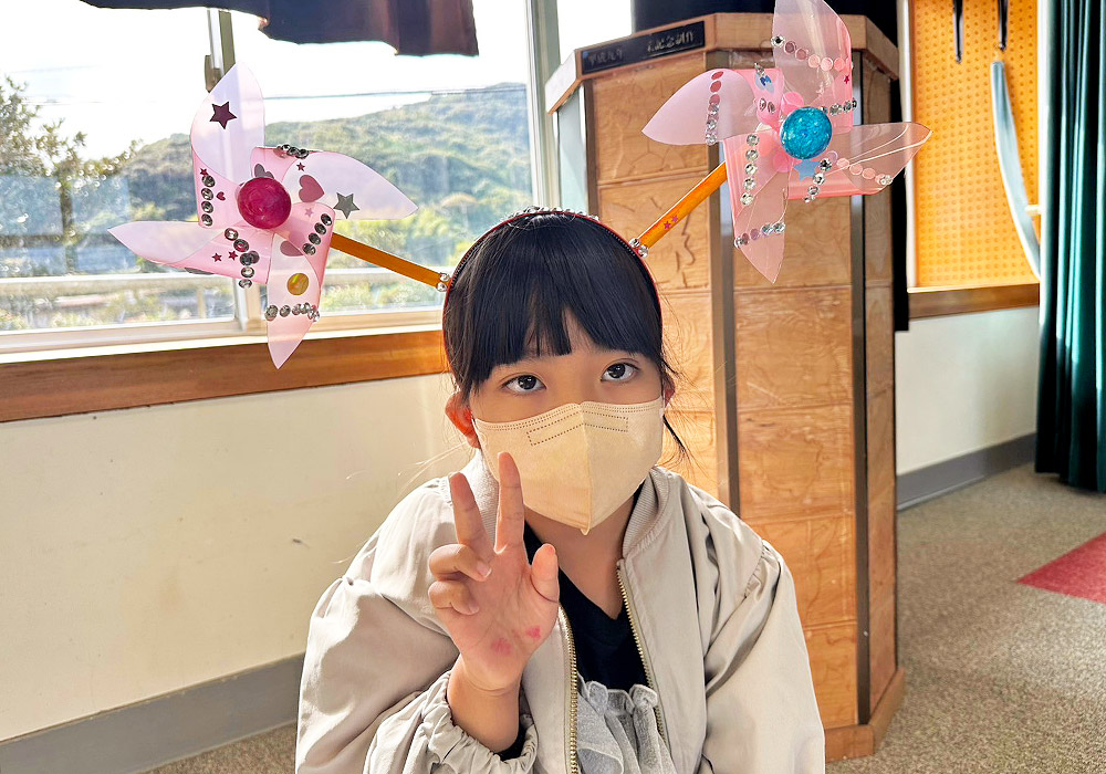 カチューシャをつけた女の子
