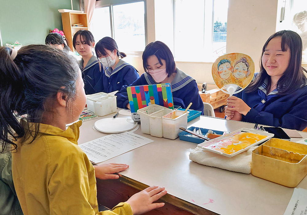 描いた絵を見せる様子