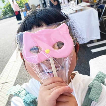 仮面の形のアイシングクッキー