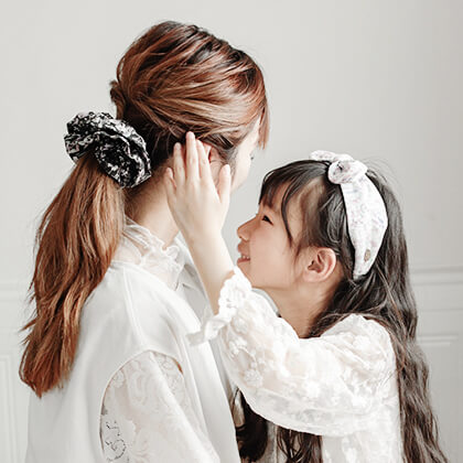 シュシュやヘアバンドを着用した人