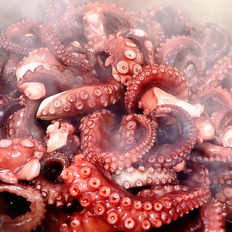 茹でたてのたくさんのタコ
