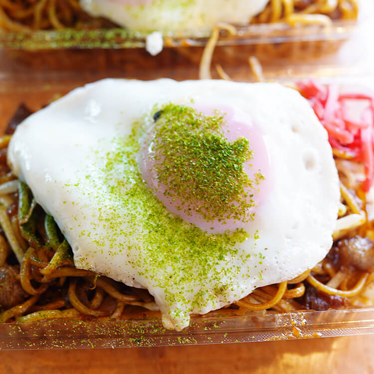 目玉焼きの乗った焼きそば