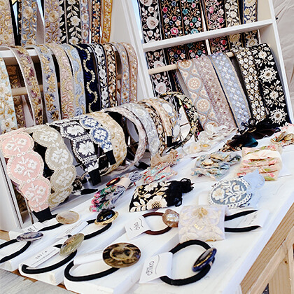 陳列されたインド刺繍のアクセサリー