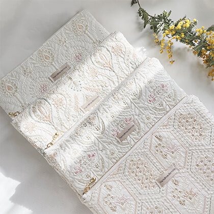 淡い色のインド刺繍小物