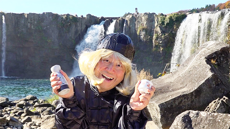 酒を持つ酔拳の師匠