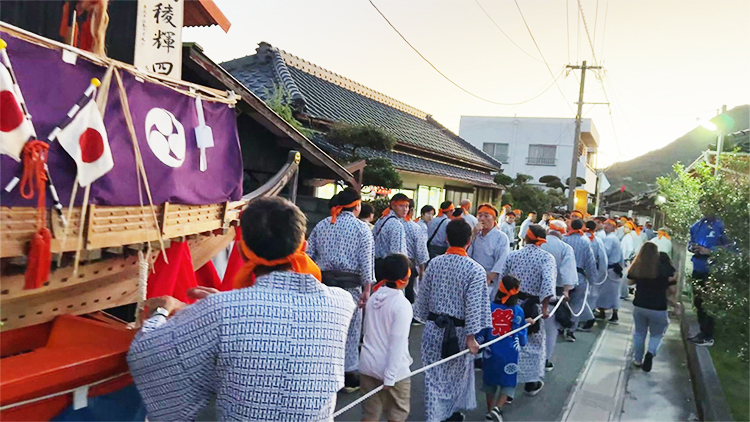 山車の御座舟を引く人々