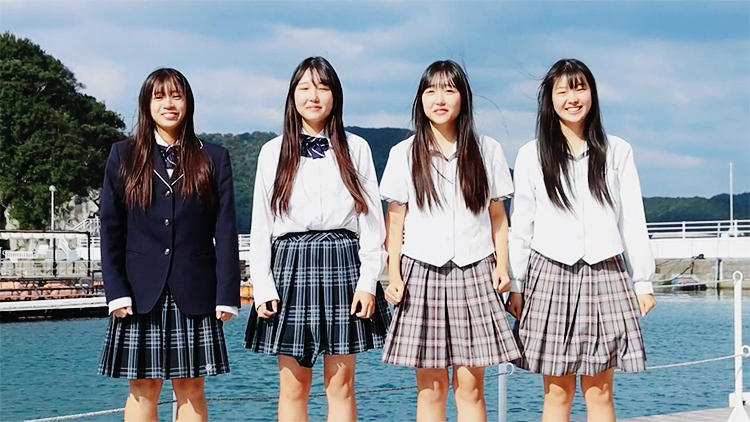 海辺に並ぶ女子高生