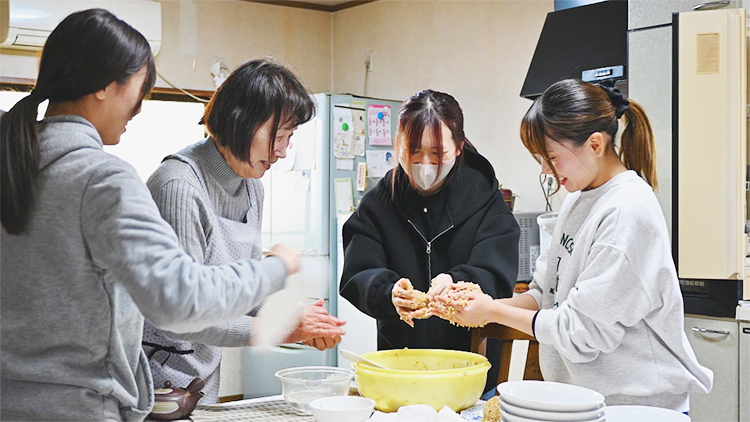 皆で料理をする様子