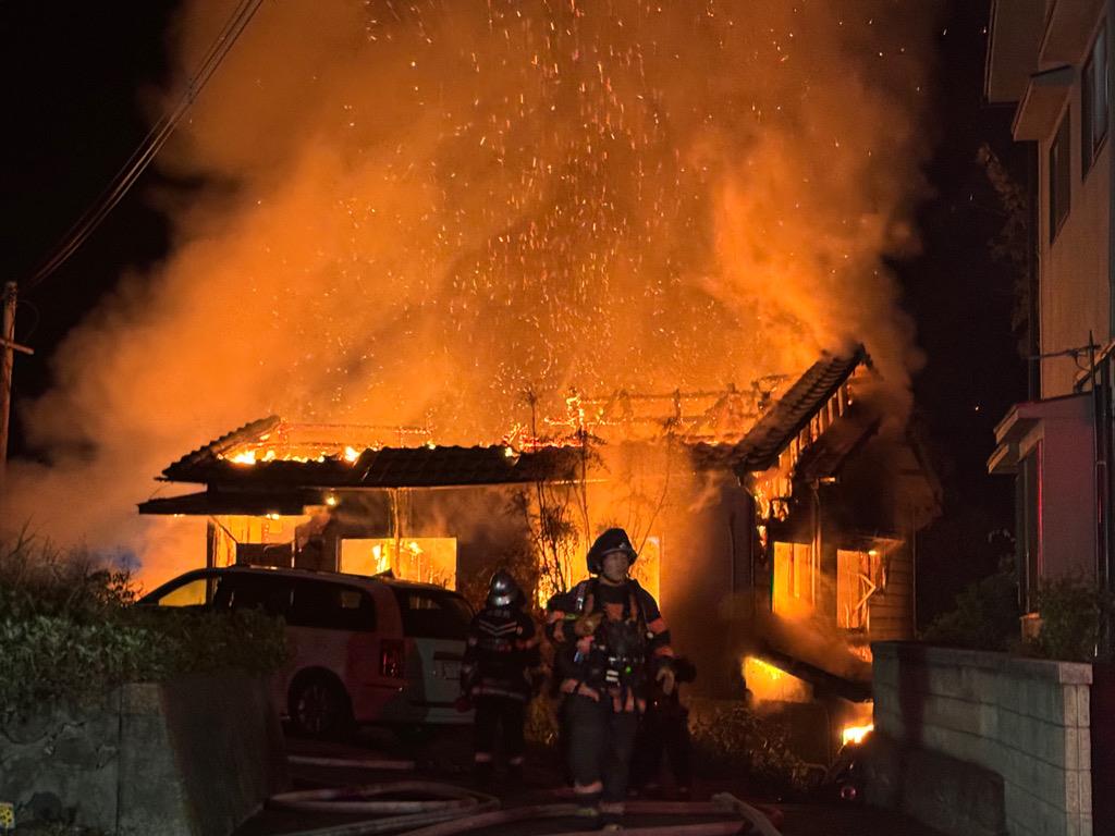 【速報】大分市の住宅から出火　消火活動続く