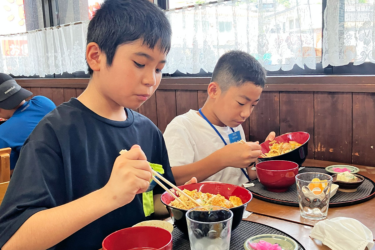 鱧を観察する子どもたち