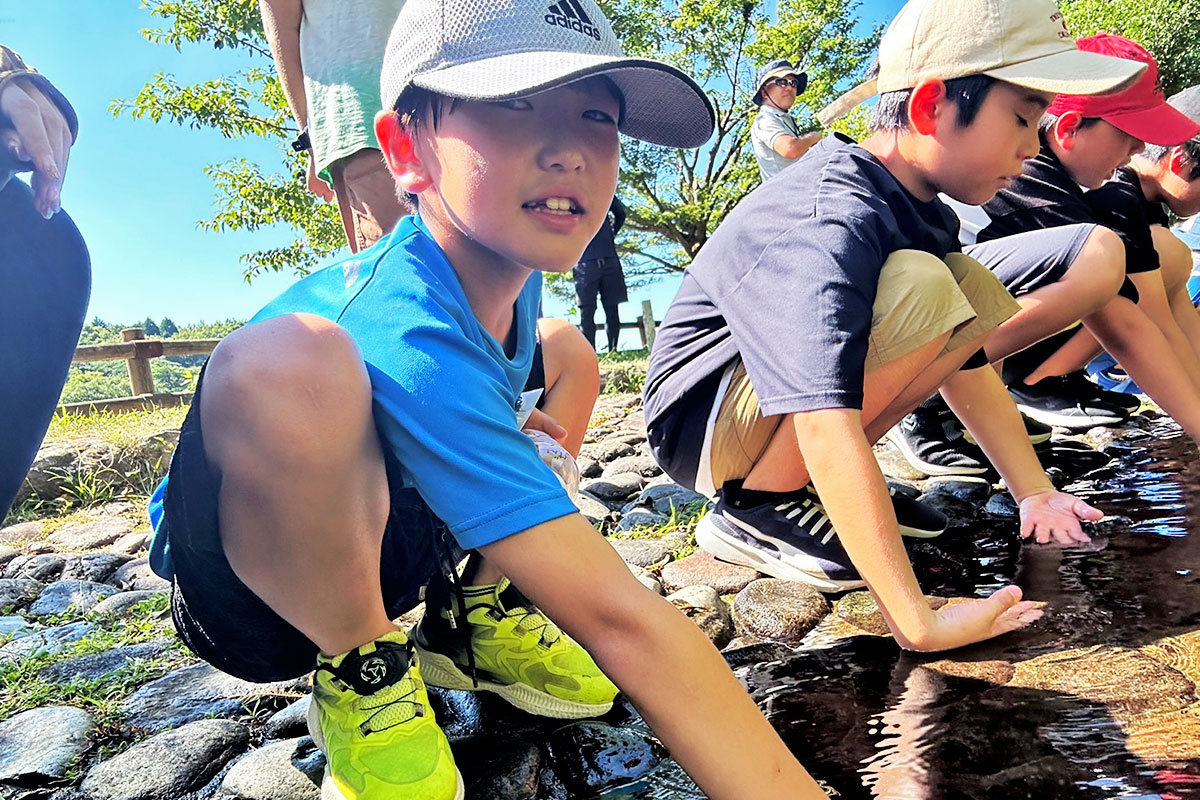 水を触る子どもたち