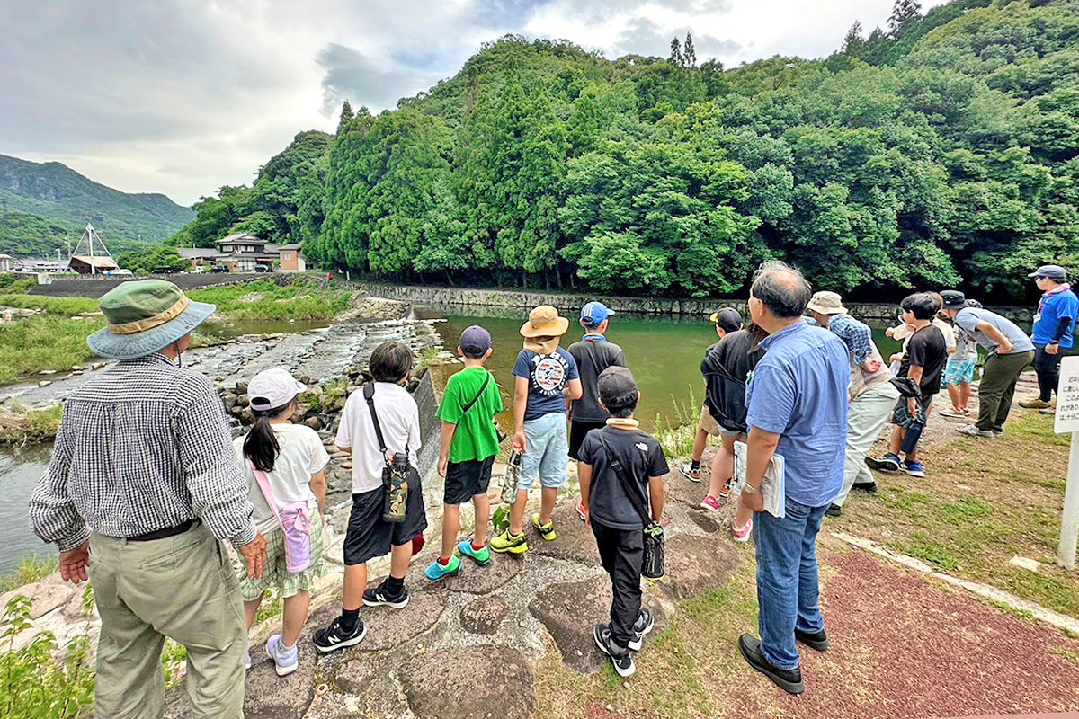 みんなで川を観察