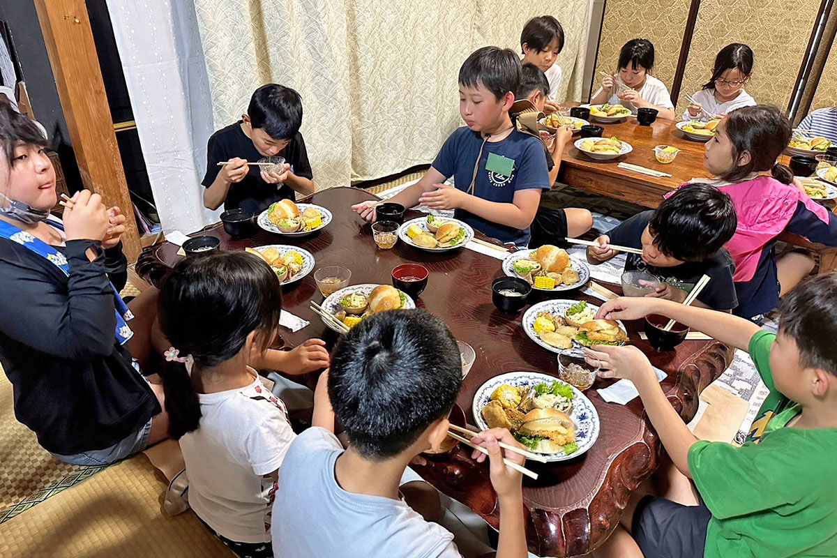 みんなで昼食