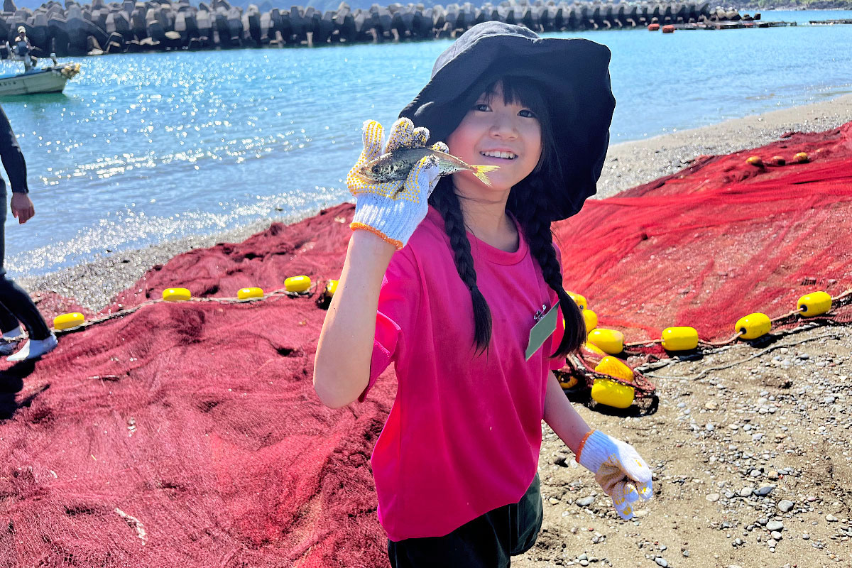 魚を捕まえた女の子