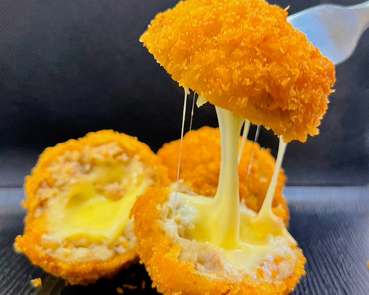 米沢牛入りとろーりチーズメンチ