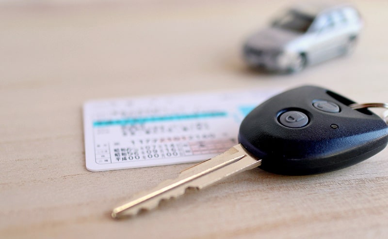 免許と車の鍵