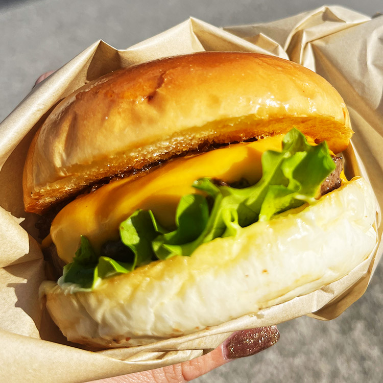 チーズ溢れるハンバーガー