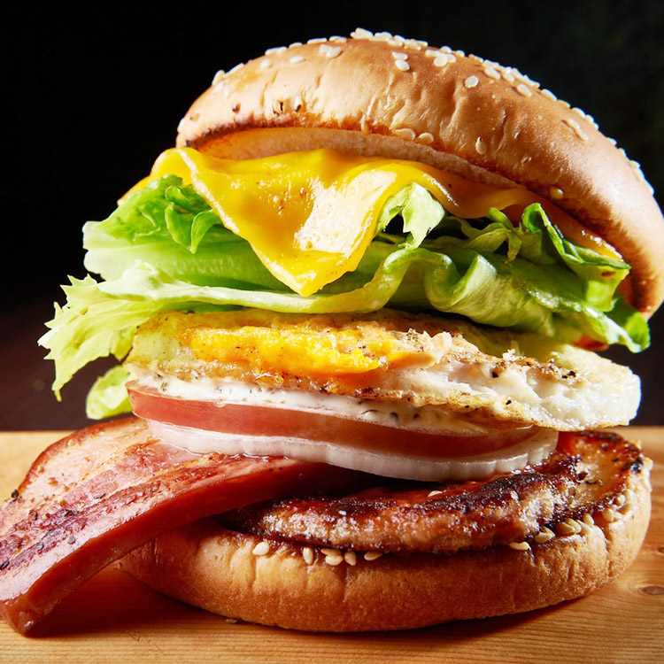 ベーコンはみ出る大きなハンバーガー