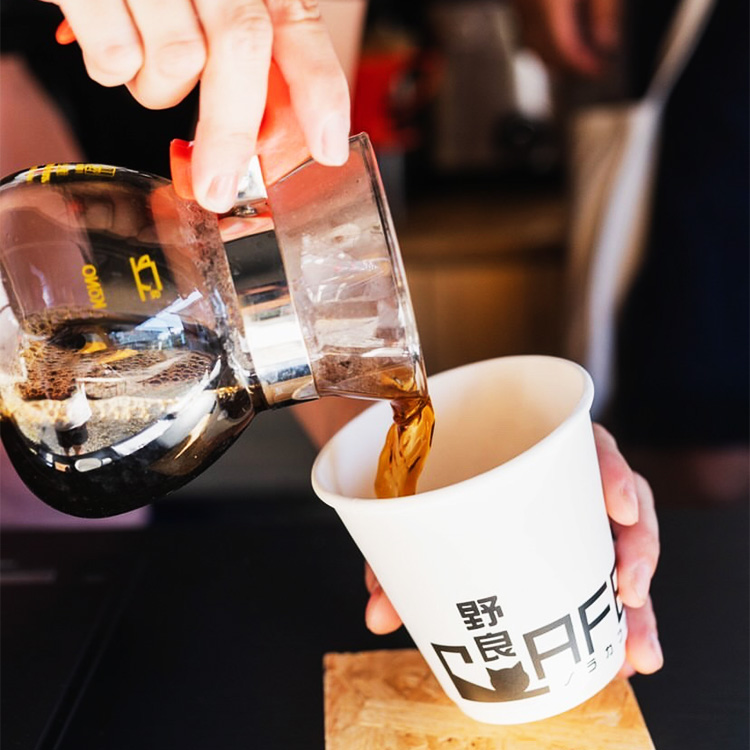 注がれるコーヒー