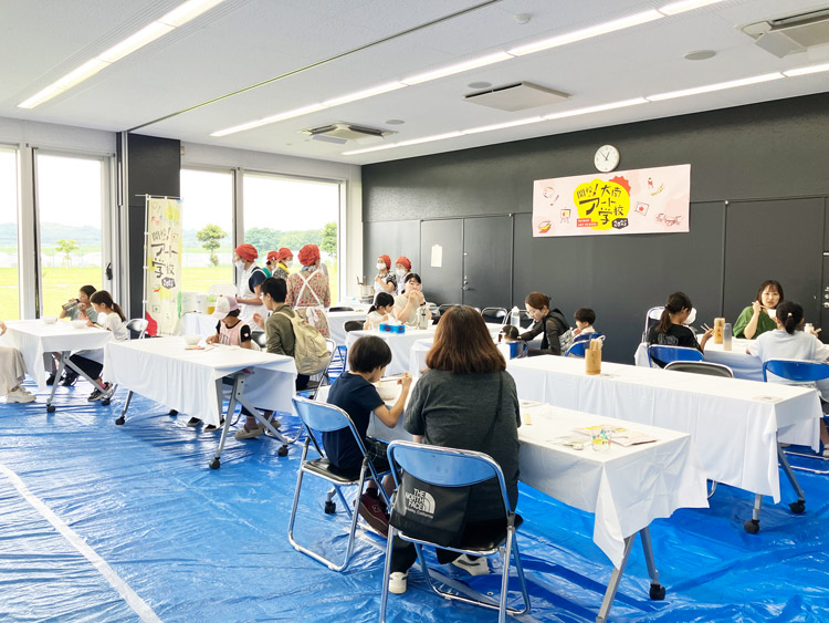 ほうちょうを食べる様子
